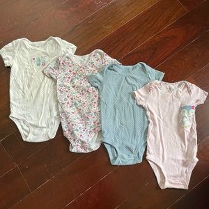 Carter‘s short-sleeve onesies